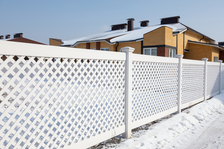 American Fence Company image resting at top of article about vinyl fences in winter.