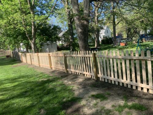 3-5 foot tall flat rectangular picket fence